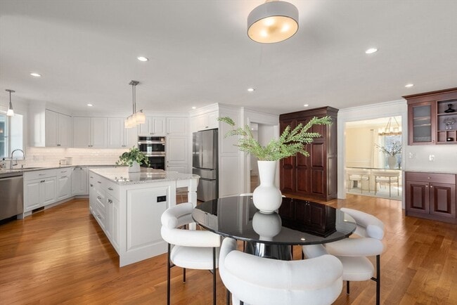 Building Photo - 150 Country Club Rd