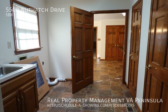 Building Photo - Spacious 5 bedrooms house in Rolling Woods...