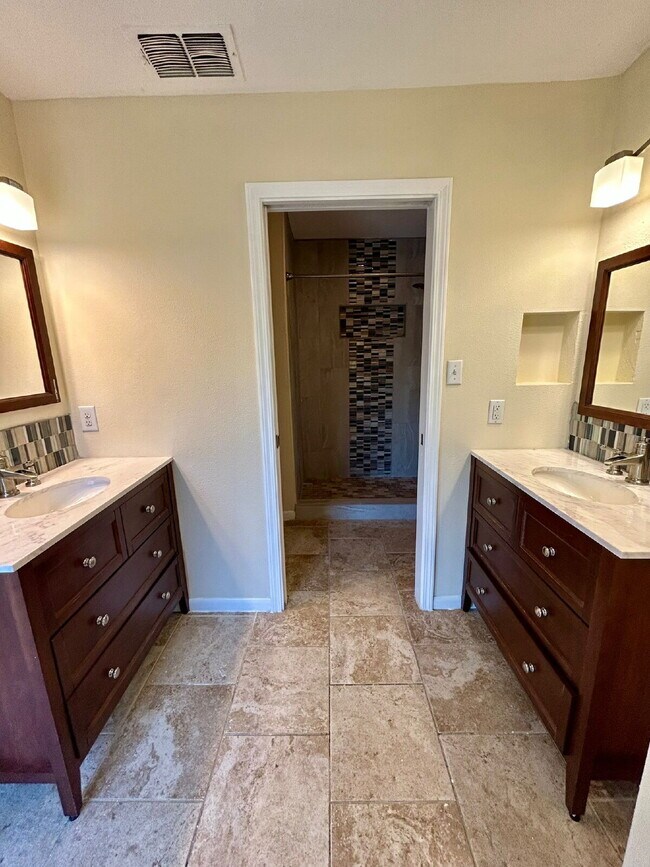 Building Photo - Spacious 5-Bedroom Home Steps from Walnut ...