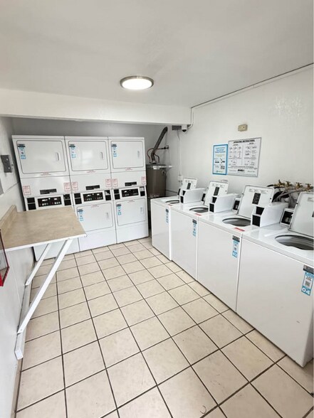 Building Photo - 1221 Bee