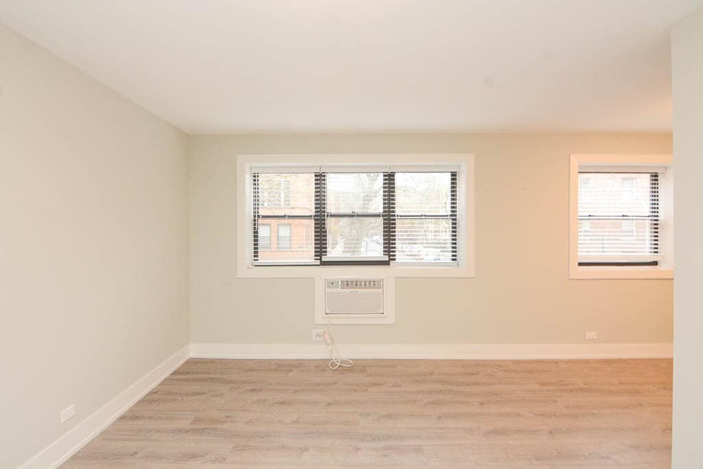 Building Photo - 535 W Surf St