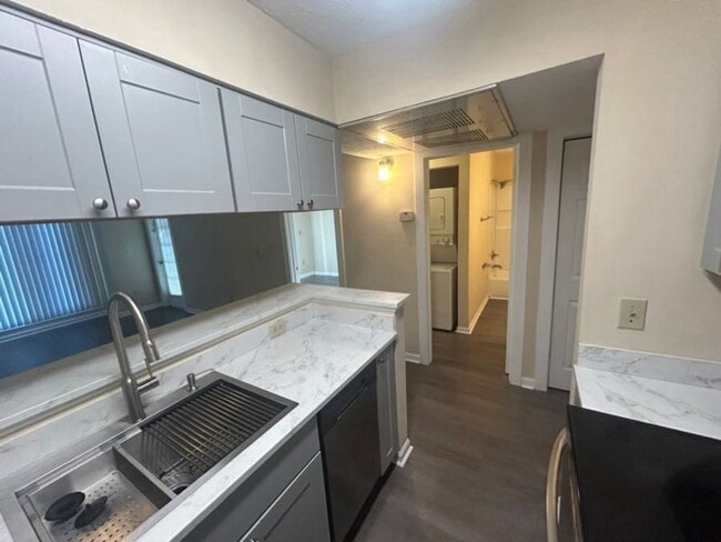 Building Photo - 4711 Cobblestone Drive, Unit E1