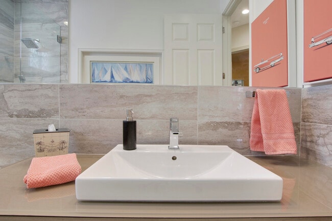 Building Photo - 136 Florence Dr