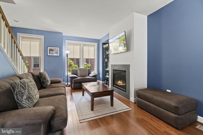 Building Photo - 2509 S Kenmore Ct