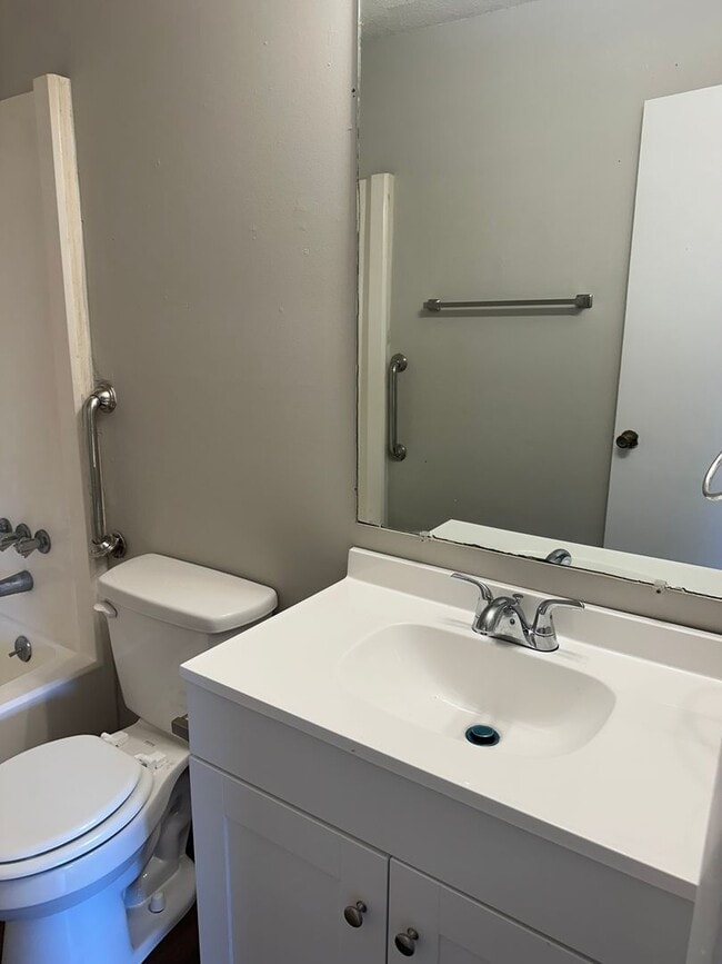 Building Photo - Newly updated pet friendly 3 bedroom duplex.