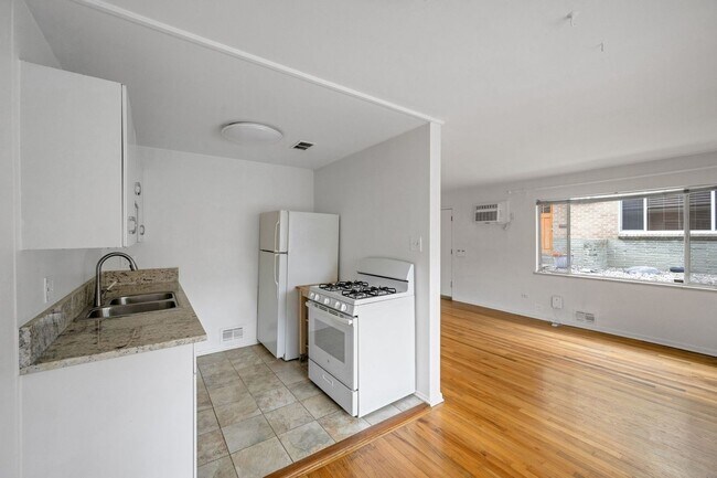 Building Photo - Charming 1BR Apartment in Denver