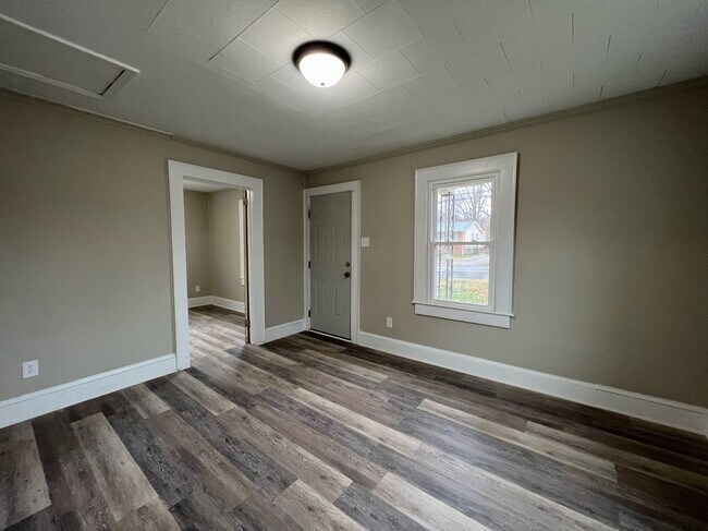 Building Photo - 3 Bedroom 1 Bathroom Home Located In Green...