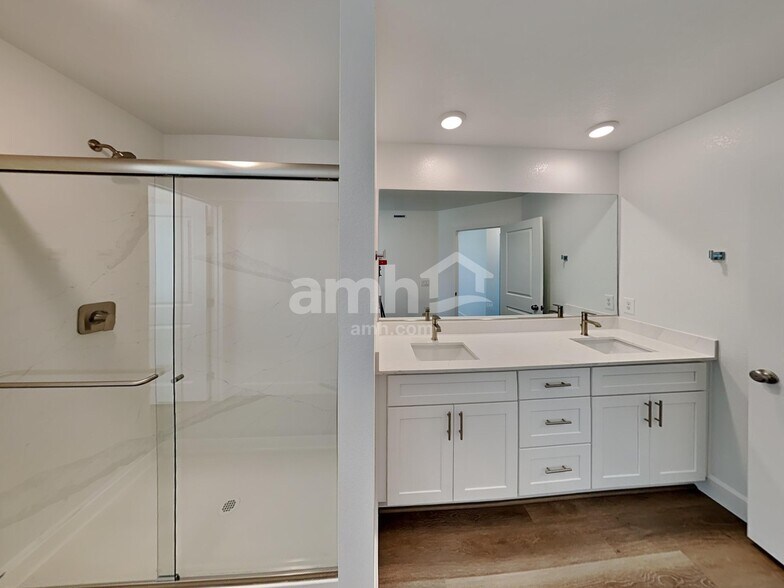Building Photo - 10387 Medusita St