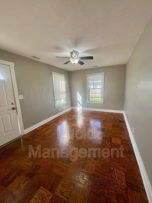 Building Photo - 615 Dresden Ave