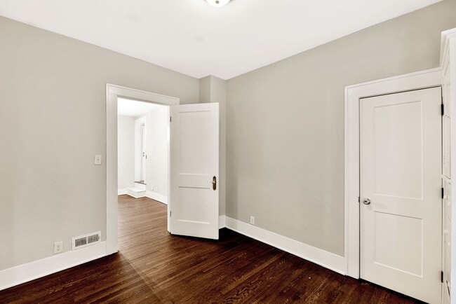 Building Photo - 420 S Green St