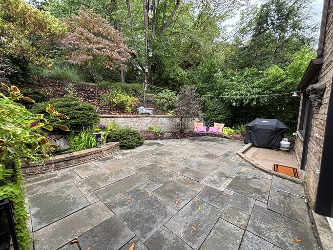 Building Photo - Beautiful 4 Bedroom Home In Mt. Lebanon!