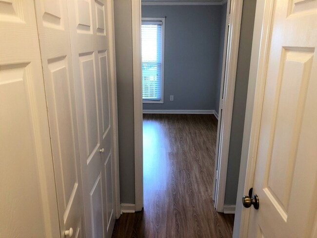 Building Photo - Welcome to the 2 Bed 2 Bath Bottom Floor Condo in Savannah Court, located in the vibrant city of ...