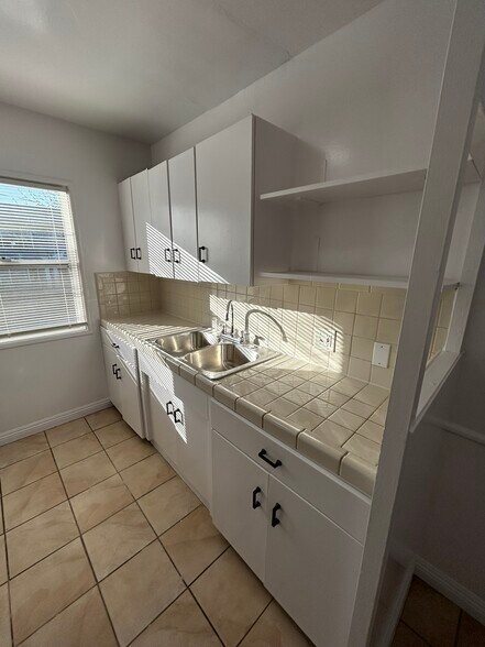 Building Photo - 1740 N Kingsley Dr