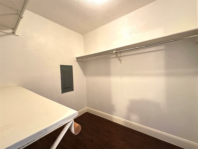 Building Photo - 423 Lee Dr