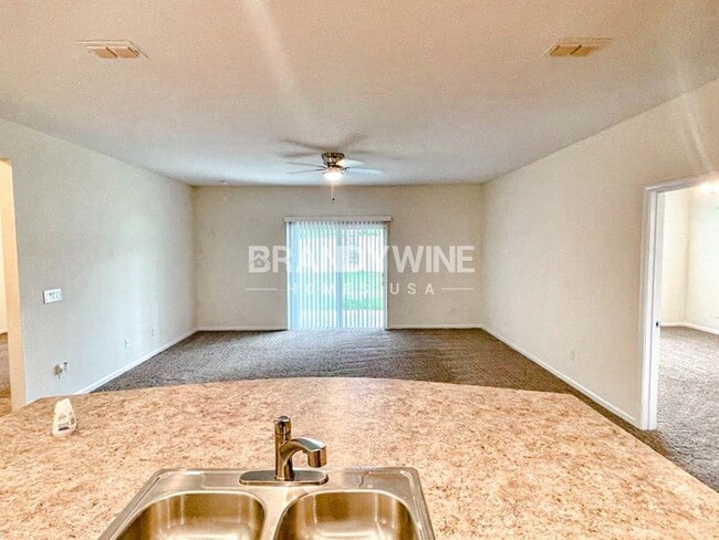 Building Photo - Apply today, you don't want to miss this o...