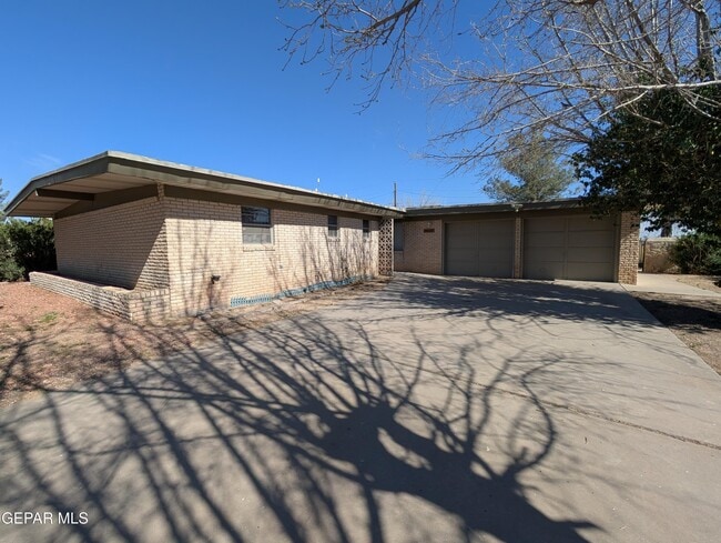 Building Photo - 410 9th St NE