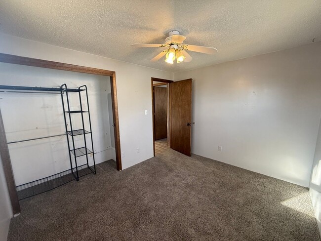 Building Photo - Two bedroom, One and half bathroom house! Pet friendly!