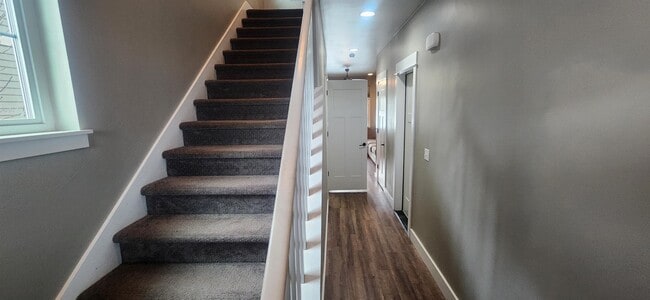 Building Photo - 2633 Park Creek Ave