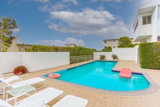 Building Photo - 222 4th St