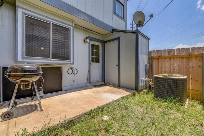 Building Photo - 1411 Gracy Farms Ln
