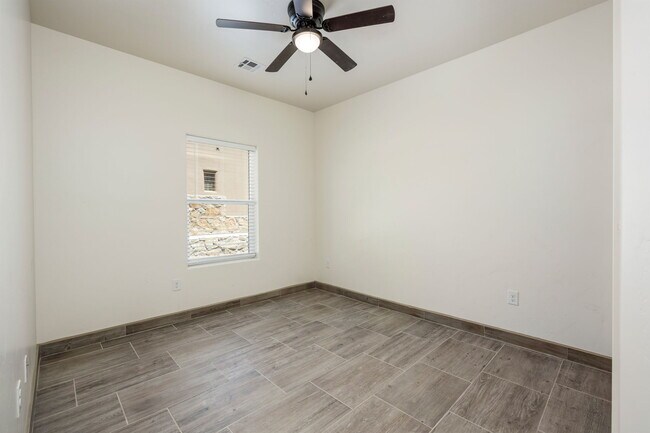 Building Photo - 305 Wall Ave