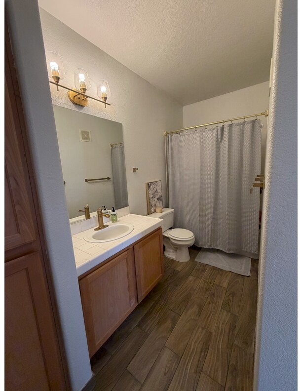 Guest Bathroom - 2100 Black Island St
