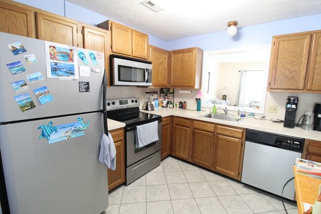 Building Photo - Charming 3-Bedroom Townhome for Rent with ...