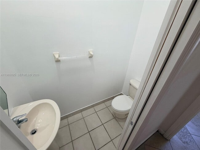 Building Photo - 4110 NE 22nd Ct