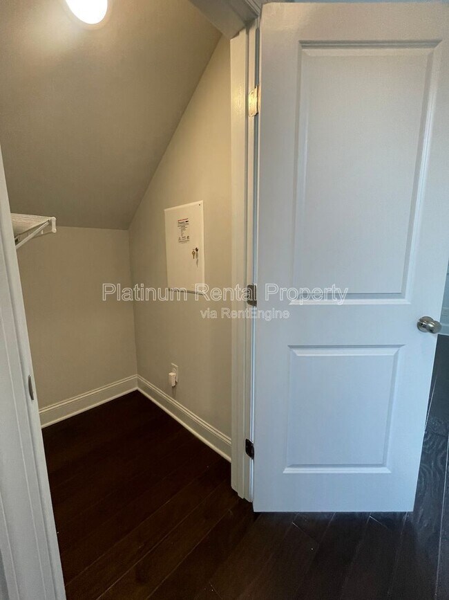 Building Photo - 1825 Dahlia Dr