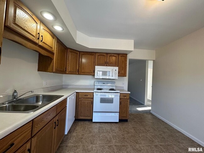 Building Photo - 2403 Lynnhaven Dr