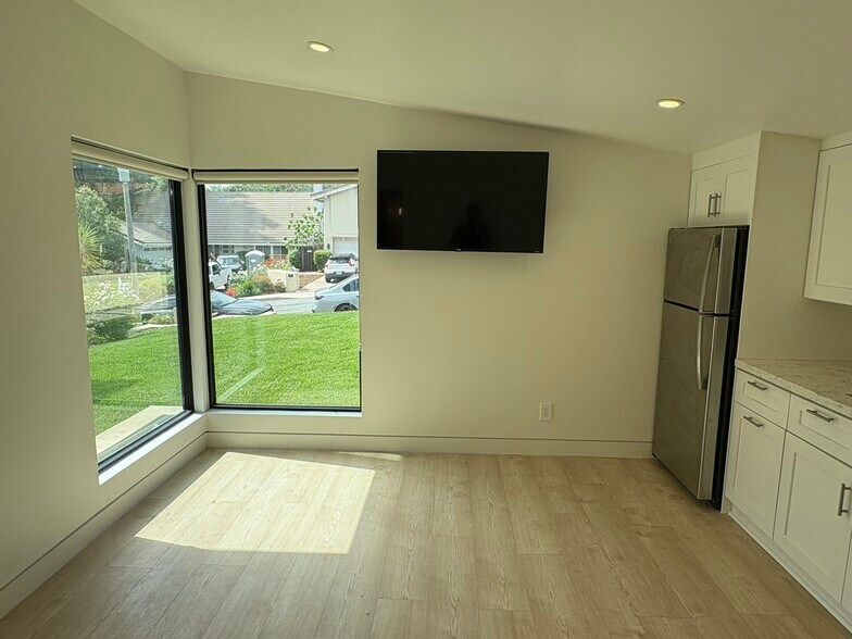 Building Photo - 4236 Ellenita Ave