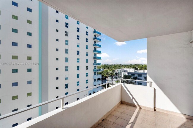 Building Photo - 9225 Collins Ave