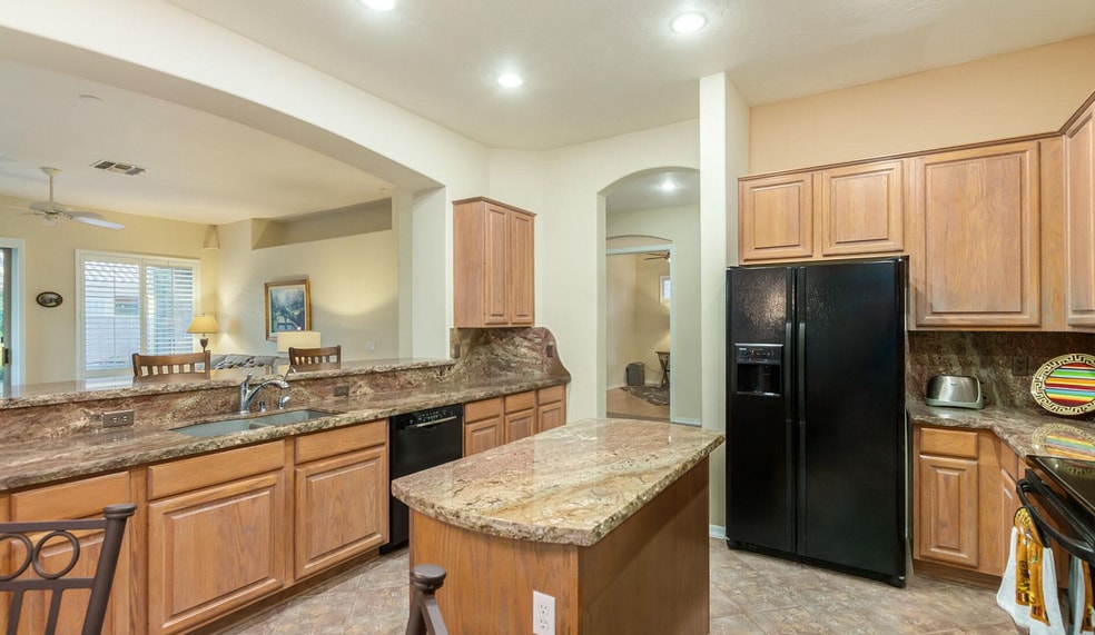 Building Photo - 892 W Raven Dr