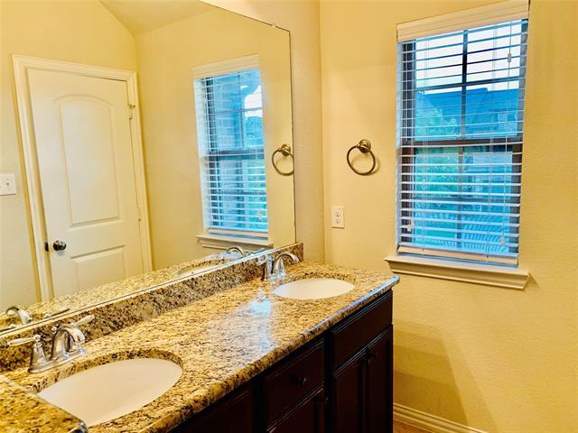 Building Photo - 912 Brookville Ct