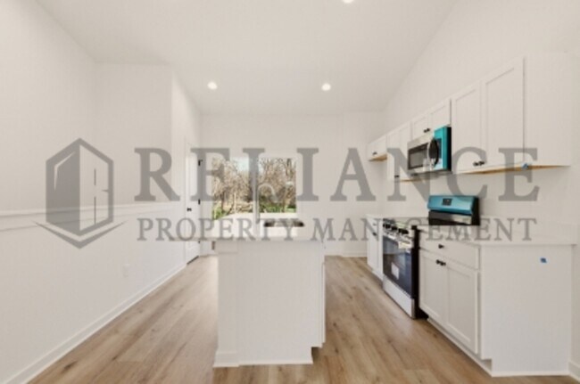 Building Photo - 5301 N Pinecrest Ct