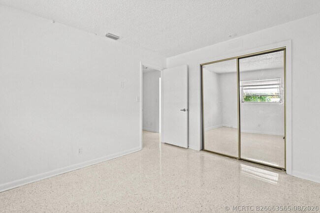 Building Photo - 211 Sunrise Ave