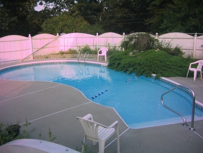 Building Photo - 16 Stowe Rd