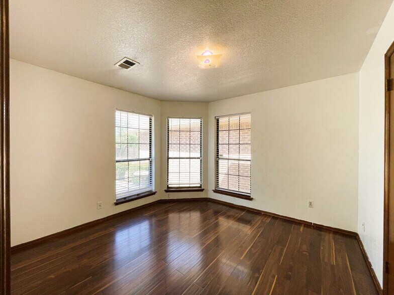 Building Photo - 5804 Republic Dr