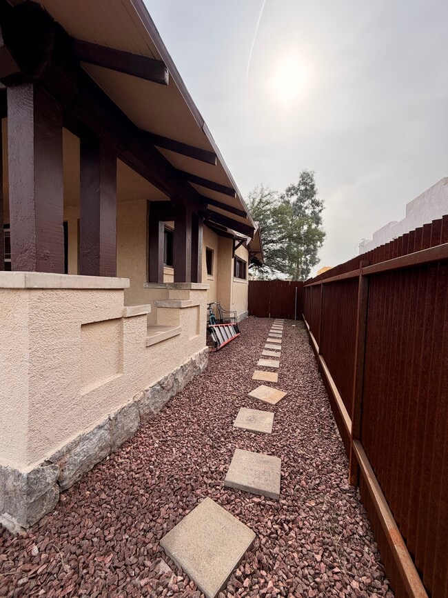 Building Photo - 1030 E 7th St