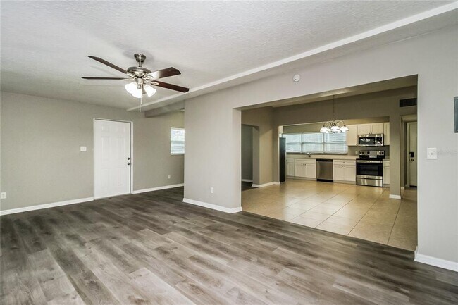 Building Photo - 6007 Oakcrest Cir