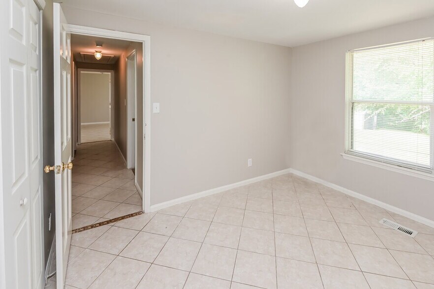 Building Photo - 3204 Old House Cir