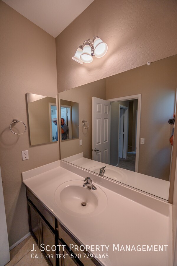 Building Photo - 17737 W Mandalay Ln