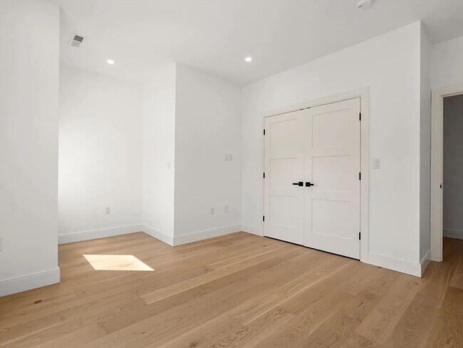 Building Photo - 114 Church St