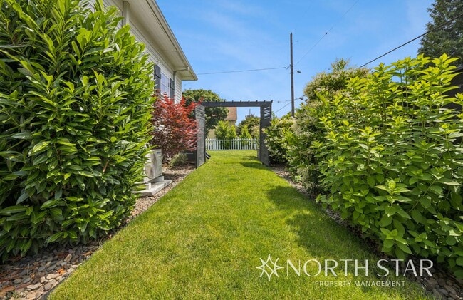 Building Photo - Remodeled Sellwood Bungalow