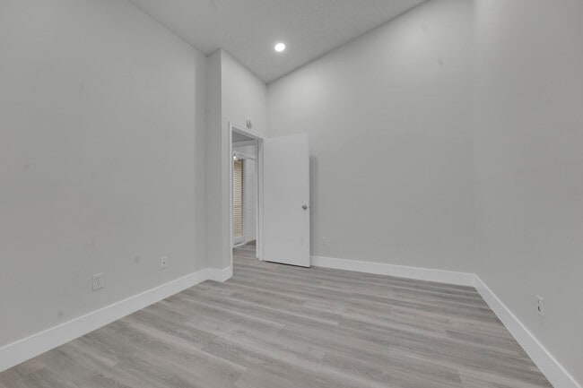 Building Photo - 13048 Meadowbreeze Dr