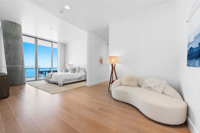 Building Photo - 2669 S Bayshore Dr