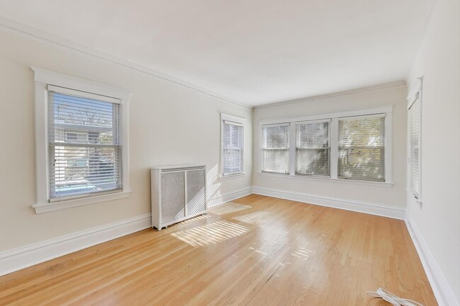 Building Photo - 916 Pleasant St