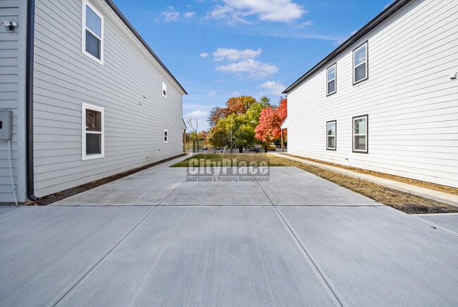 Building Photo - 2801 E Riverside Dr