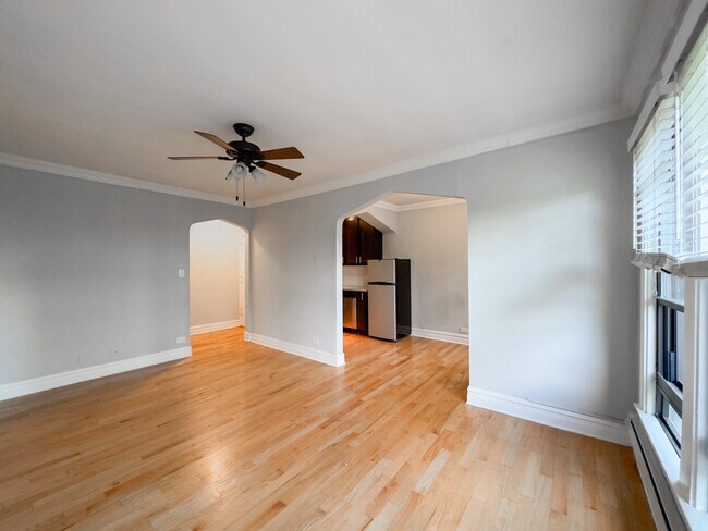 Building Photo - 4742 N Hermitage Ave