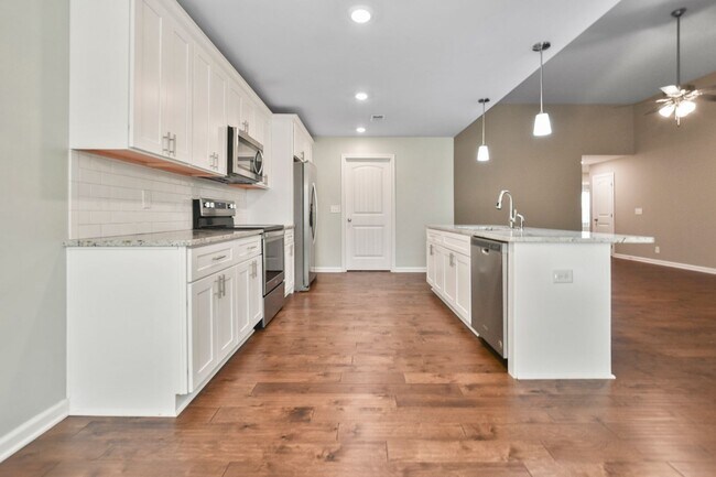Building Photo - Pet Friendly Three Bedroom!